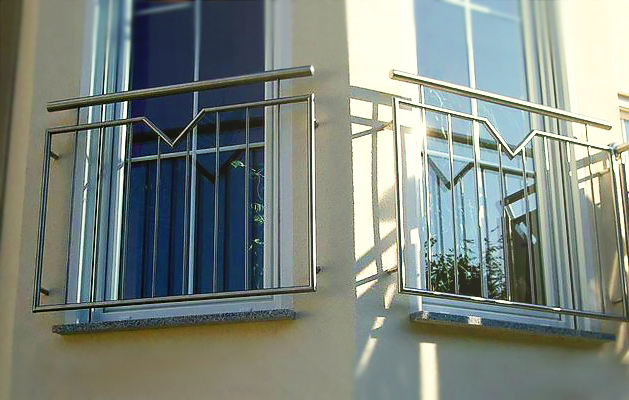 Ограждения балконов из стали и стекла