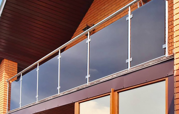Перила для балконов и террас со стеклом, поручнем и стойками из нержавеющей стали